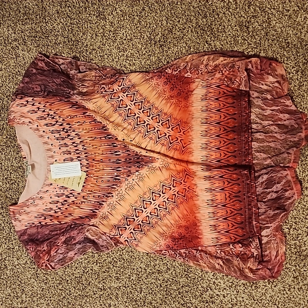 Energe size small laci in arms and lower back . Very pretty in person